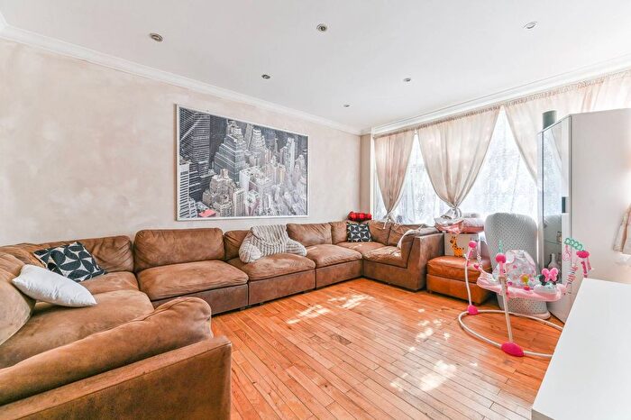 4 Bedroom Semi-detached House For Sale In Oliver Avenue, South Norwood, London, SE25