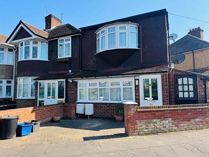 1 Bedroom Maisonette For Sale In Wyndham Crescent, Whitton, Hounslow, TW4