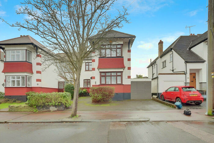 4 Bedroom Semi-Detached House To Rent In Walker Drive, Leigh-on-sea, SS9