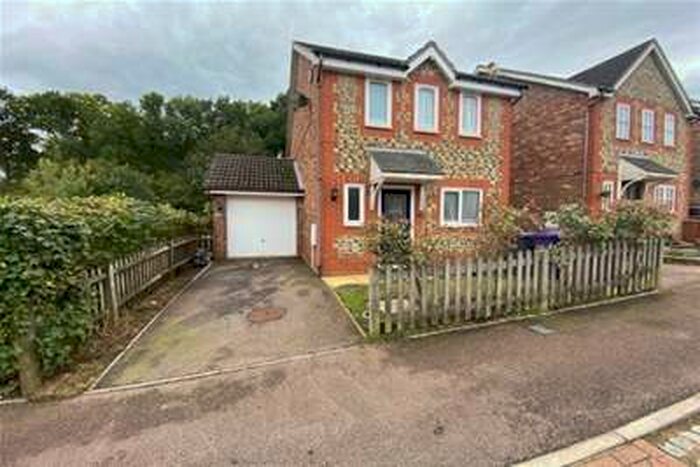 3 Bedroom House To Rent In Thirlmere, SG1