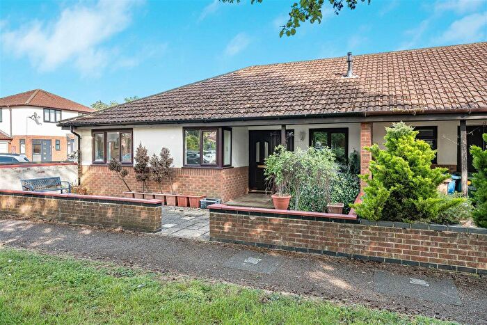 3 Bedroom Semi-detached Bungalow For Sale In Dove Green, Bicester, OX26