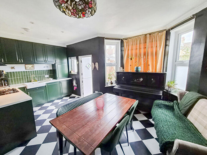 3 Bedroom Terraced House For Sale In Southview Drive, Westcliff-On-Sea, SS0