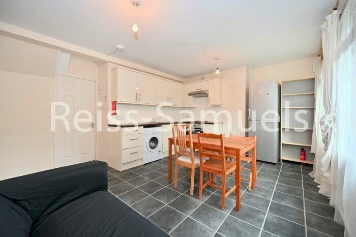 4 Bedroom Maisonette To Rent In Cooks Road, Kennington, Southwark, London, SE17