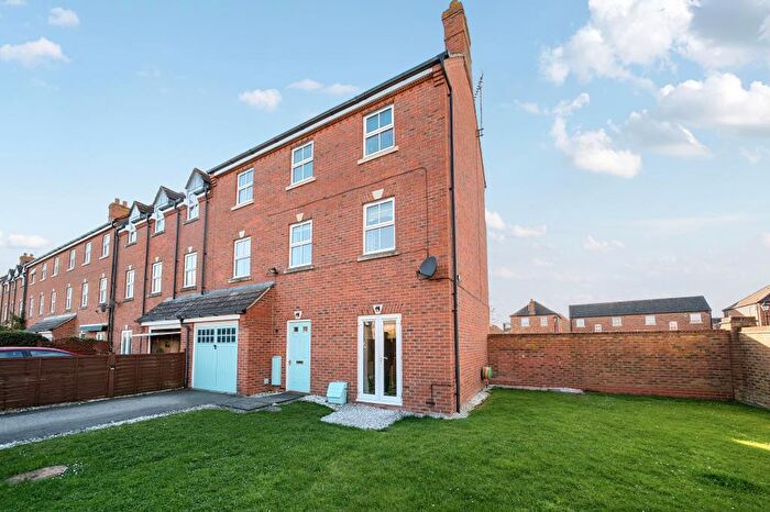 4 Bedroom Town House To Rent In Hickman Street, Aylesbury, HP19