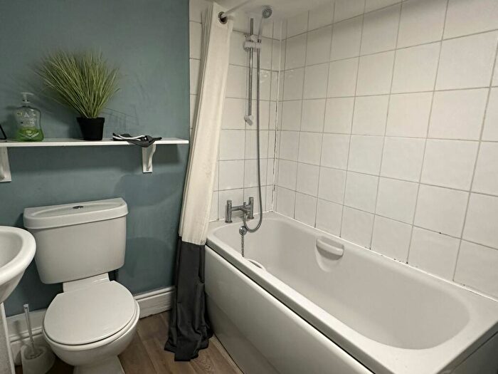 6 Bedroom Terraced House To Rent In West Parade - Bed, LN1