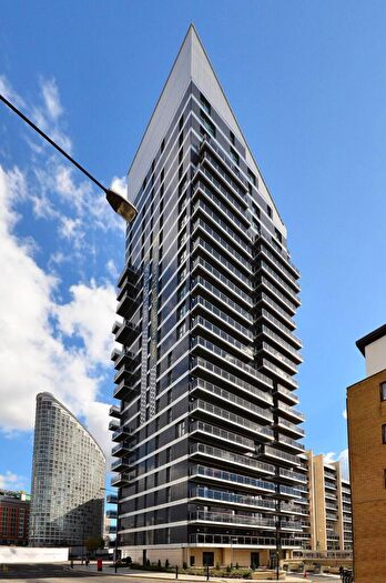 2 Bedroom Flat To Rent In Streamlight Tower, Canary Wharf, London, E14