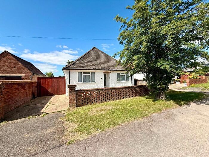 3 Bedroom Detached Bungalow For Sale In Hill Close, Luton, LU3