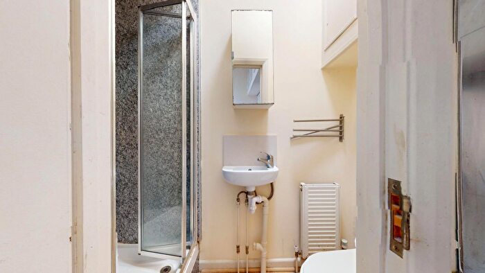 Studio To Rent In Brondesbury Park, London, NW6