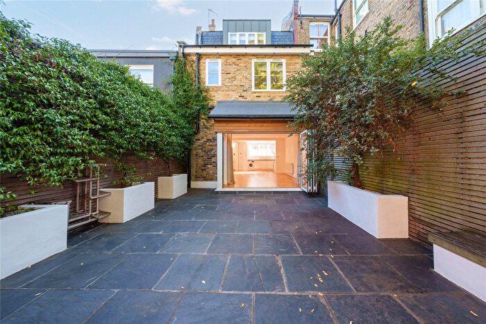 3 Bedroom Detached House For Sale In De Laune Street, London, SE17