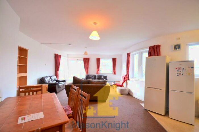 4 Bedroom Flat To Rent In Stephen Rd, Selly Oak. Mins Walk To University Of Birmingham Campus, B29