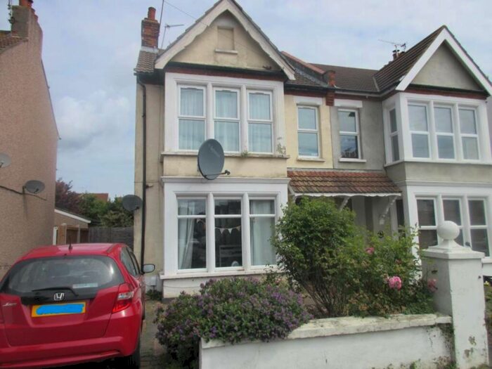 2 Bedroom Flat To Rent In Ambleside Drive, Southend On Sea, SS1