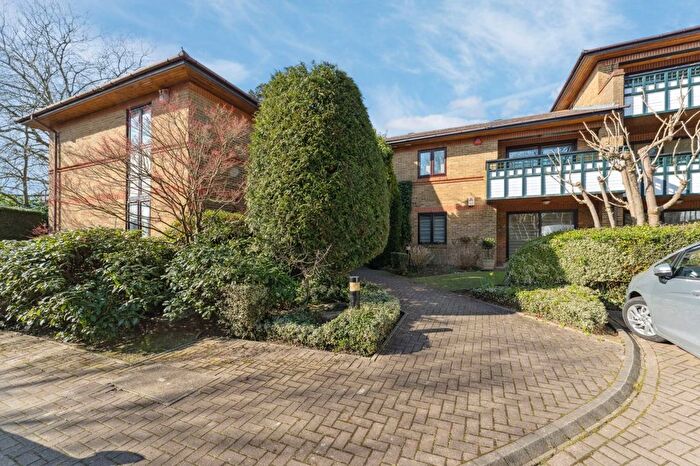 2 Bedroom Flat For Sale In High Street, Bushey, WD23