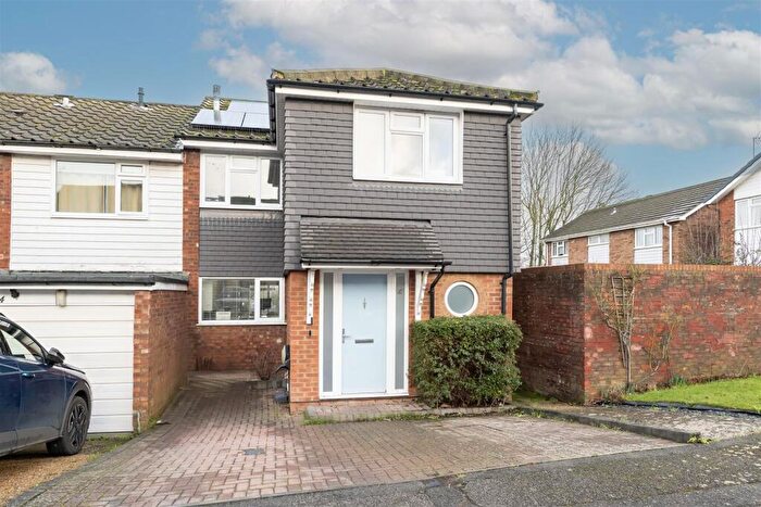 4 Bedroom End Of Terrace House For Sale In Wendover Close, Harpenden, AL5