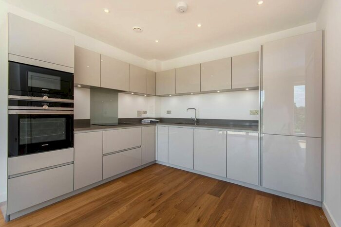 2 Bedroom Flat To Rent In St John's Way, Clapham Junction, London, SW11