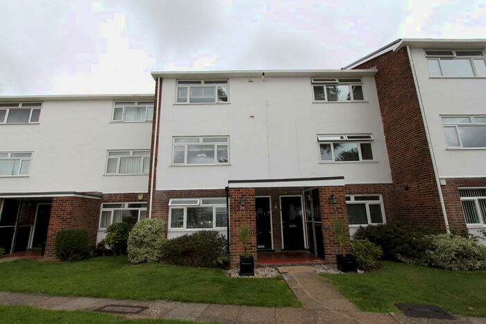 2 Bedroom Ground Maisonette To Rent In Carters Hill Close, Mottingham, SE9