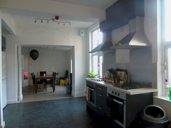 8 Bedroom House To Rent In Kelso Road, Leeds, LS2