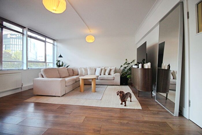 3 Bedroom Flat To Rent In Perronet House, Elephant Amp; Castle, London, SE1