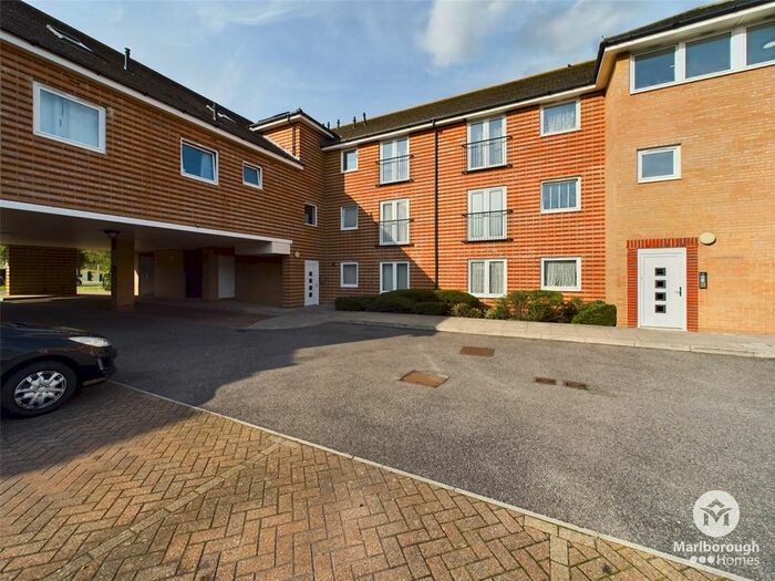 2 Bedroom Flat To Rent In Hawkesbury Close, Chigwell, Essex, IG6