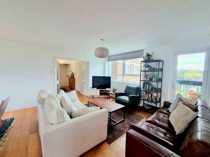 3 Bedroom Flat To Rent In Noblefieild Heights, Great North Road, East Finchley, N2