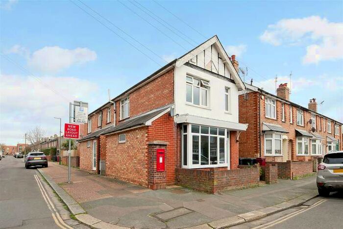 2 Bedroom Flat To Rent In Cambrai Avenue, Chichester, PO19