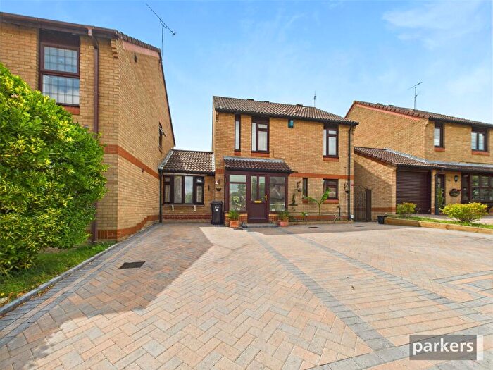 4 Bedroom Link Detached House For Sale In Pimento Drive, Earley, Reading, Berkshire, RG6