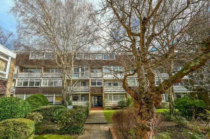 2 Bedroom Flat To Rent In Hillview Court, Woking, GU22