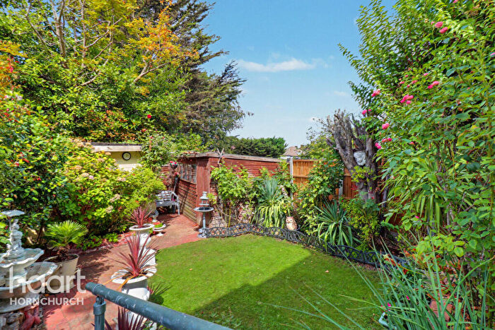 3 Bedroom Terraced House For Sale In Upper Rainham Road, Hornchurch, RM12