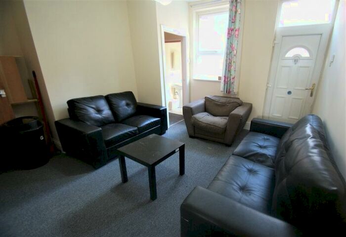 5 Bedroom Property To Rent In Spring Grove Walk, Hyde Park, Leeds, LS6
