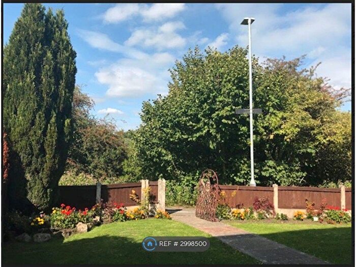 2 Bedroom End Of Terrace House To Rent In Ball Walk, Hyde, SK14