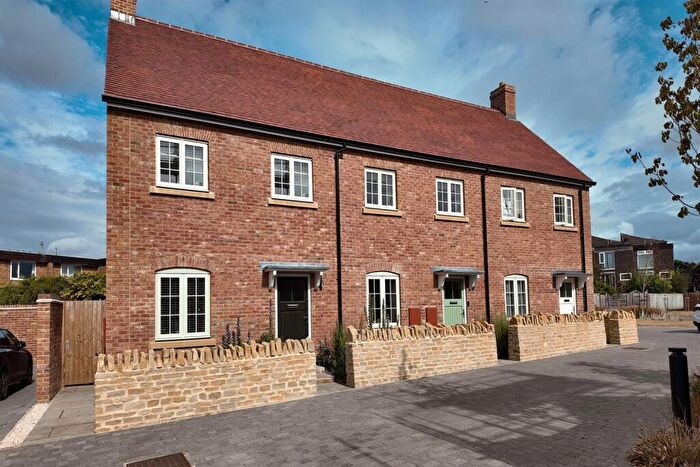2 Bedroom End Of Terrace House For Sale In Youngs Way, Park View, OX20