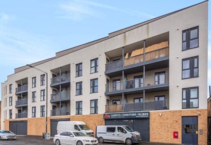 2 Bedroom Apartment To Rent In Stoke Road, Slough, SL2