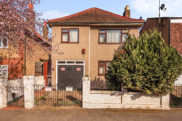 3 Bedroom Detached House For Sale In Barforth Road, Peckham, SE15