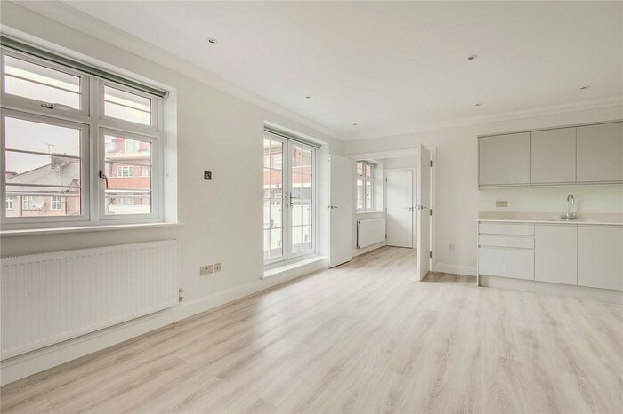 3 Bedroom Flat To Rent In Burleigh Parade, Burleigh Gardens, London, N14