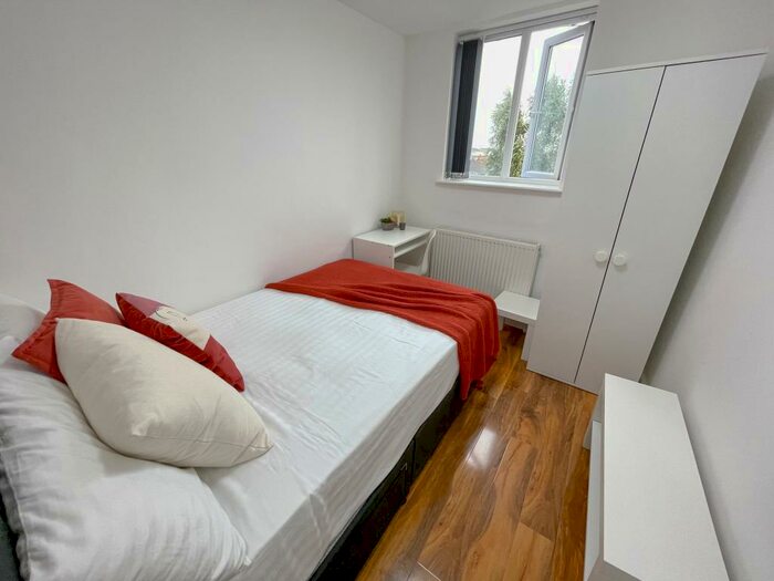 2 Bedroom House To Rent In Kensington, L7