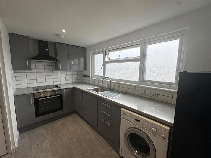 2 Bedroom Apartment To Rent In Normanshire Drive, Chingford, E4