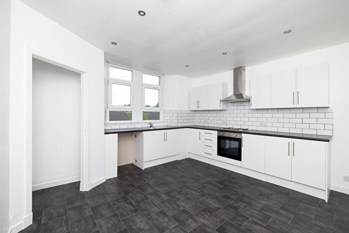 3 Bedroom Flat To Rent In Pitfour Street, Dundee, DD2