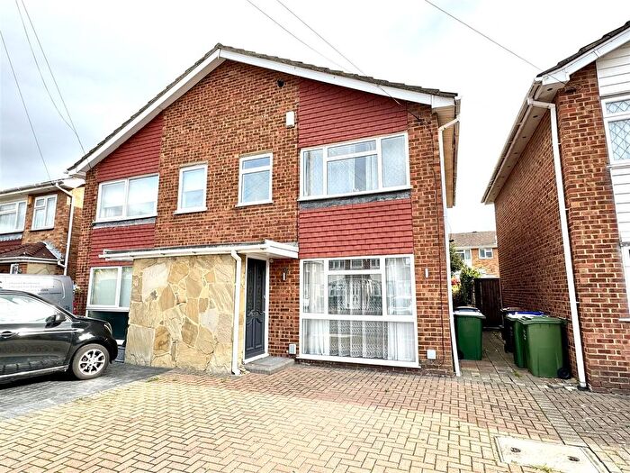 3 Bedroom Semi-Detached House For Sale In Clare Way, Bexleyheath, DA7