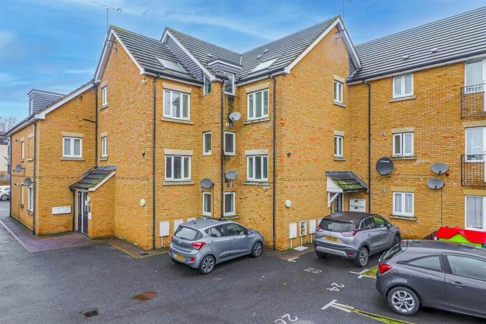 1 Bedroom Flat To Rent In Lambton Avenue, Cheshunt, Waltham Cross, EN8