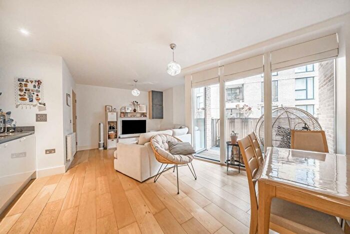 1 Bedroom Flat For Sale In Narrowboat Avenue, Brentford, TW8