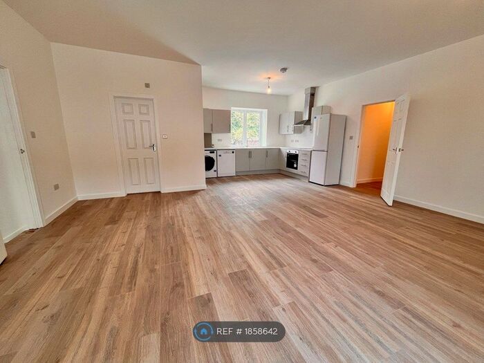 2 Bedroom Flat To Rent In High Street, Ongar, CM5