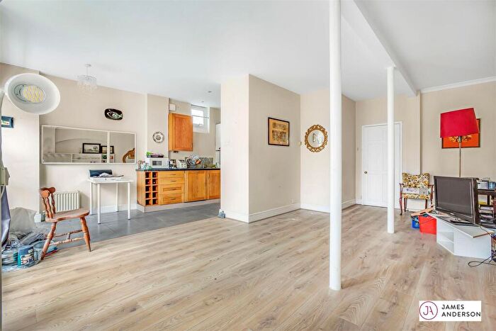 2 Bedroom Flat To Rent In Castelnau, Barnes., SW13
