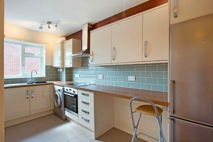 Flat To Rent In Gregory Court, The Avenue, KT5