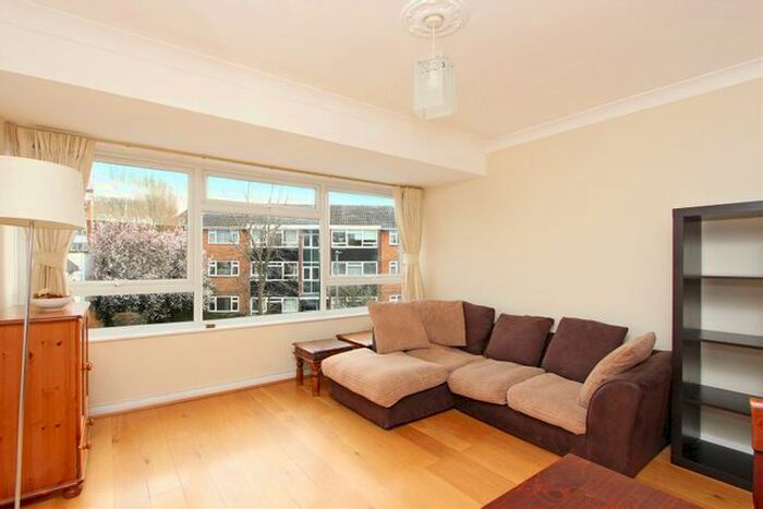 2 Bedroom Flat To Rent In Vandyke Close, London, SW15