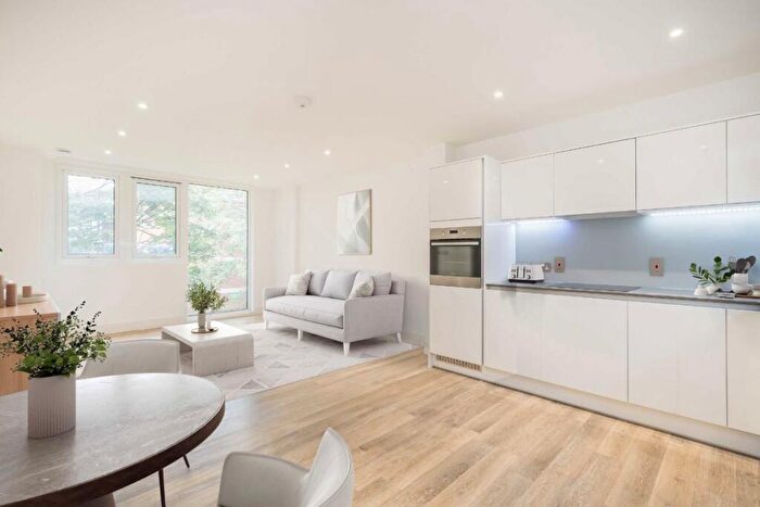 2 Bedroom Flat For Sale In Hyde Lane, Battersea, SW11