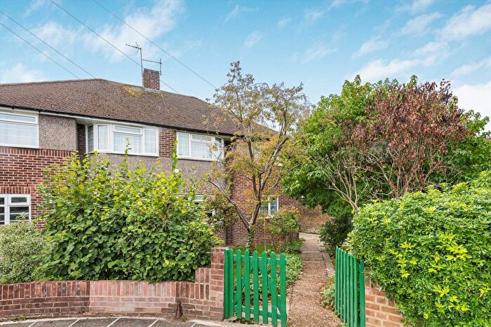 2 Bedroom Maisonette For Sale In Doone Close, Teddington, TW11