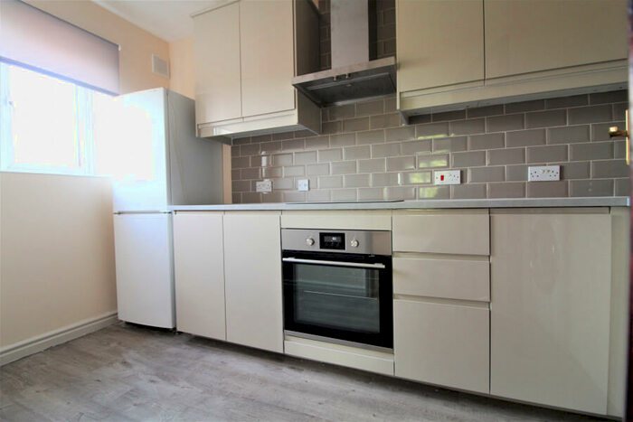 2 Bedroom Flat To Rent In Colliers Wood, CR4