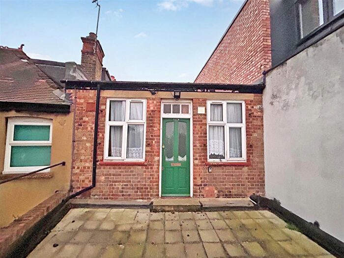 2 Bedroom Flat For Sale In Lower Addiscombe Road, Croydon, CR0