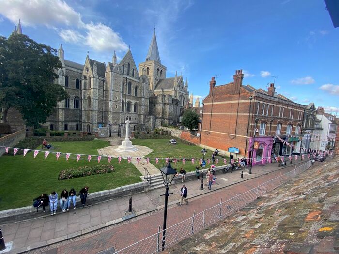 2 Bedroom Maisonette To Rent In High Street, Rochester, Kent, ME1