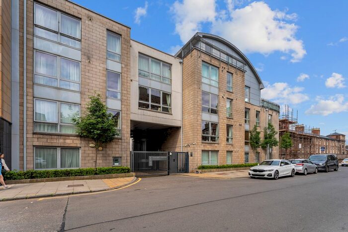 3 Bedroom Flat To Rent In Gardner's Crescent, Edinburgh, EH3