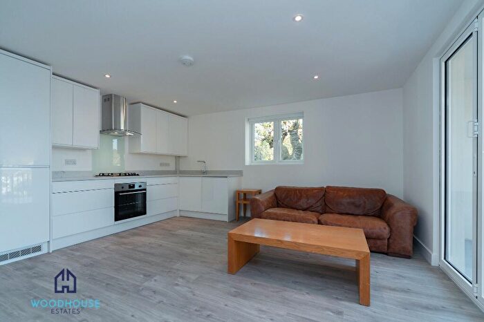 2 Bedroom Flat To Rent In Queens Parade, Friern Barnet Road, London, N11